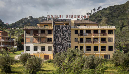 Sbagliato ad ALTrove, il festival di street art di Catanzaro. che dialoga con il paesaggio. per voi delle foto in esclusiva